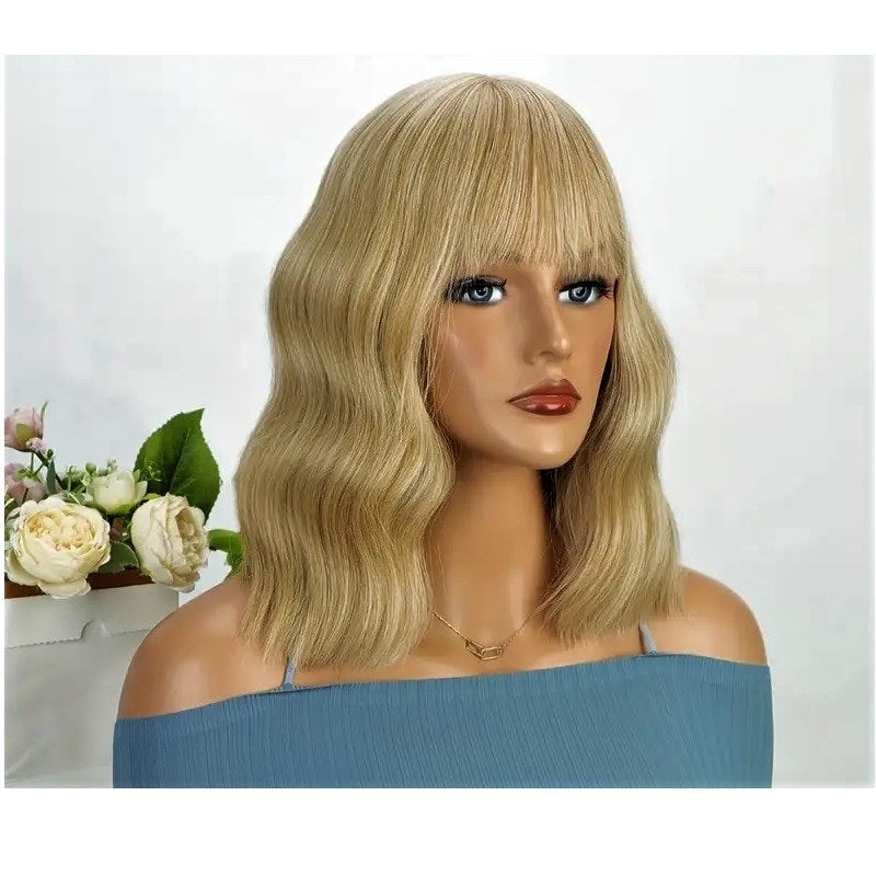 Peruca Blond Nisipiu, par bob ondulat, cu breton, 36 cm