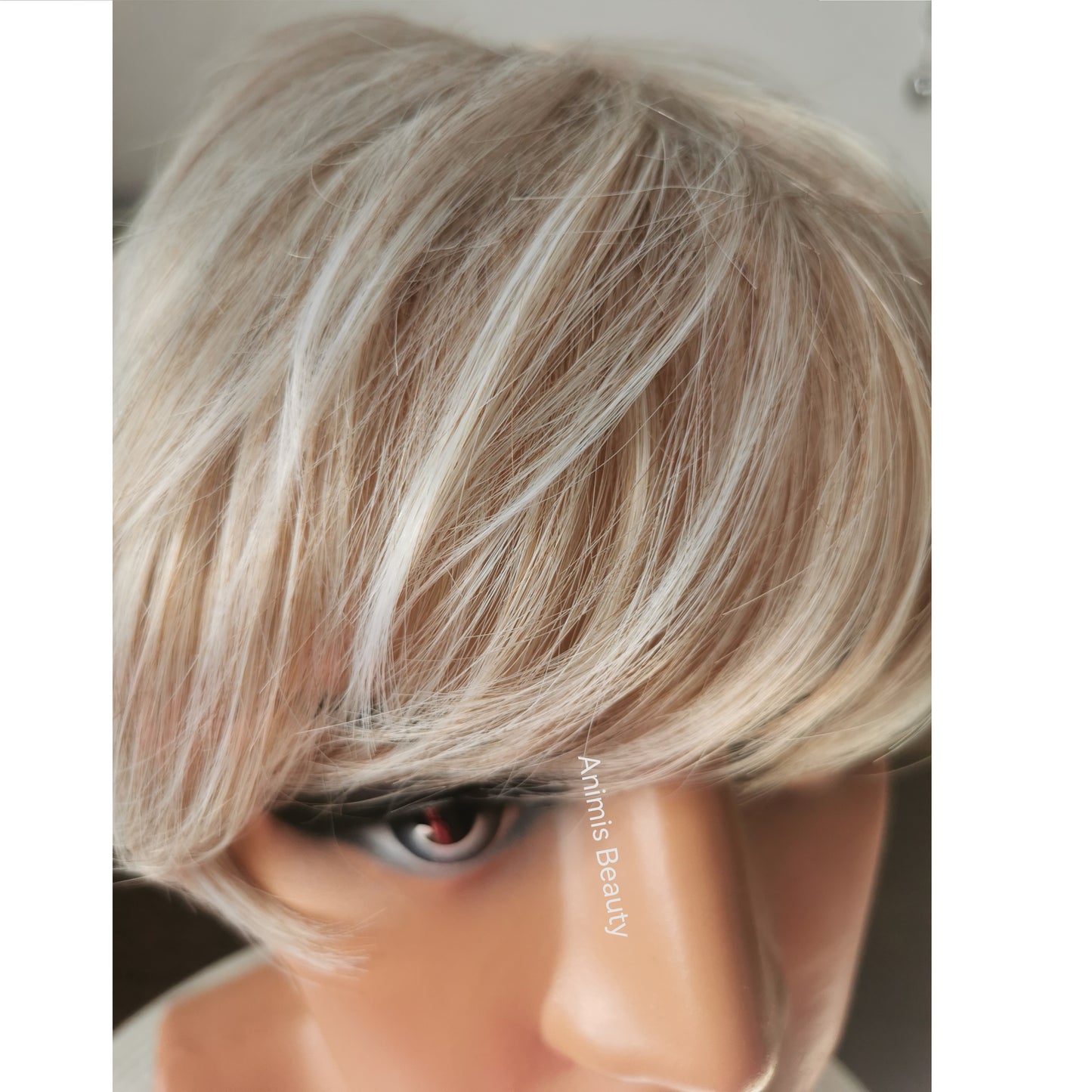 Peruca scurta Blond Cenusiu Suvitat, par drept