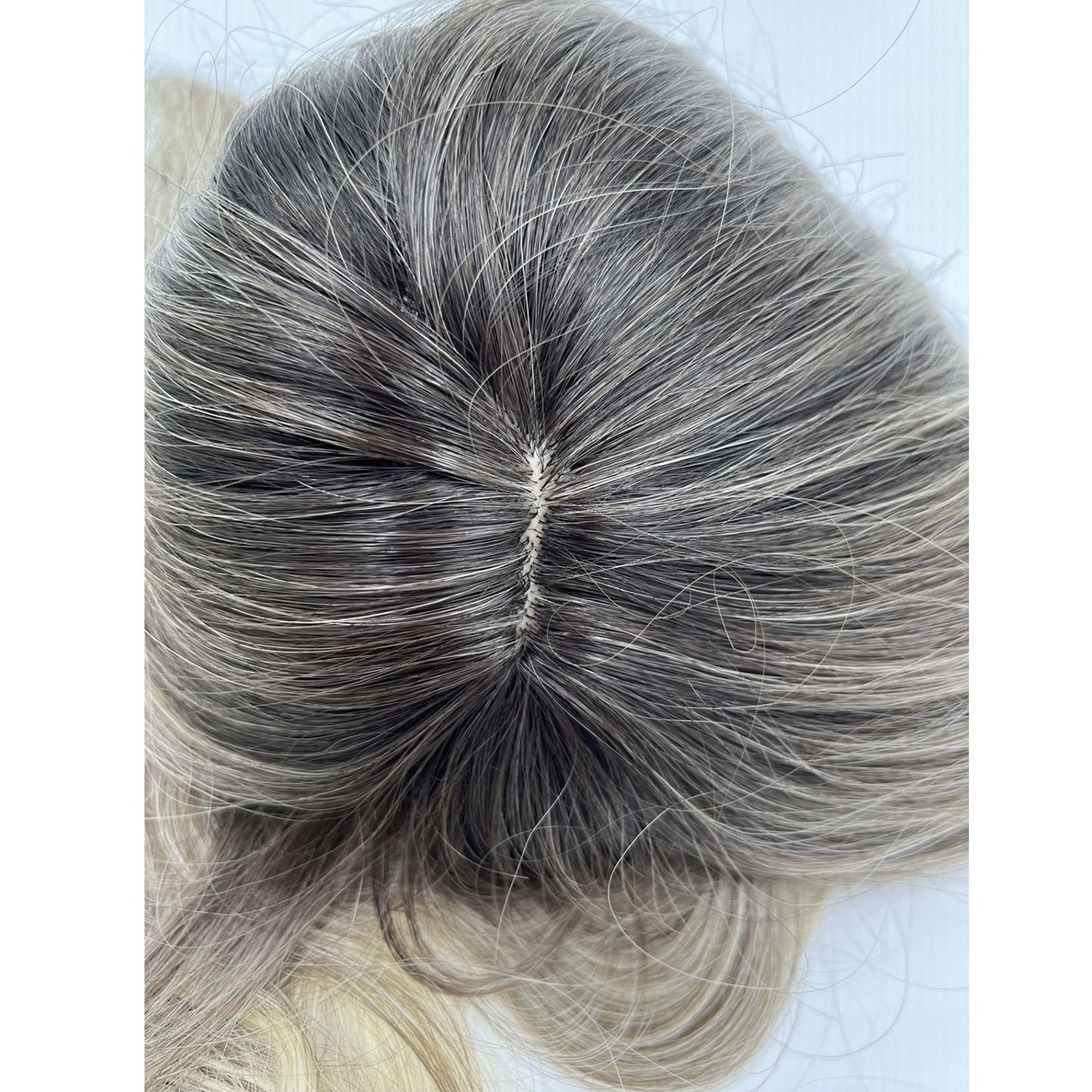 Peruca Blond Cenusiu suvitat, par lung ondulat, cu breton, 65 cm