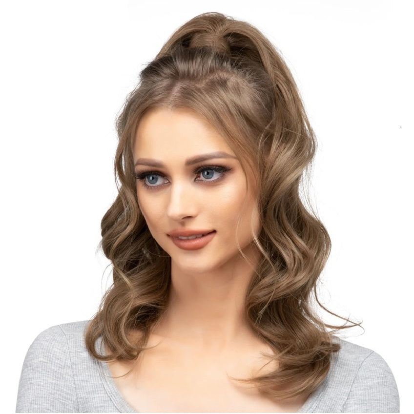 Coada par Blond inchis, ondulata cu suvita laterala