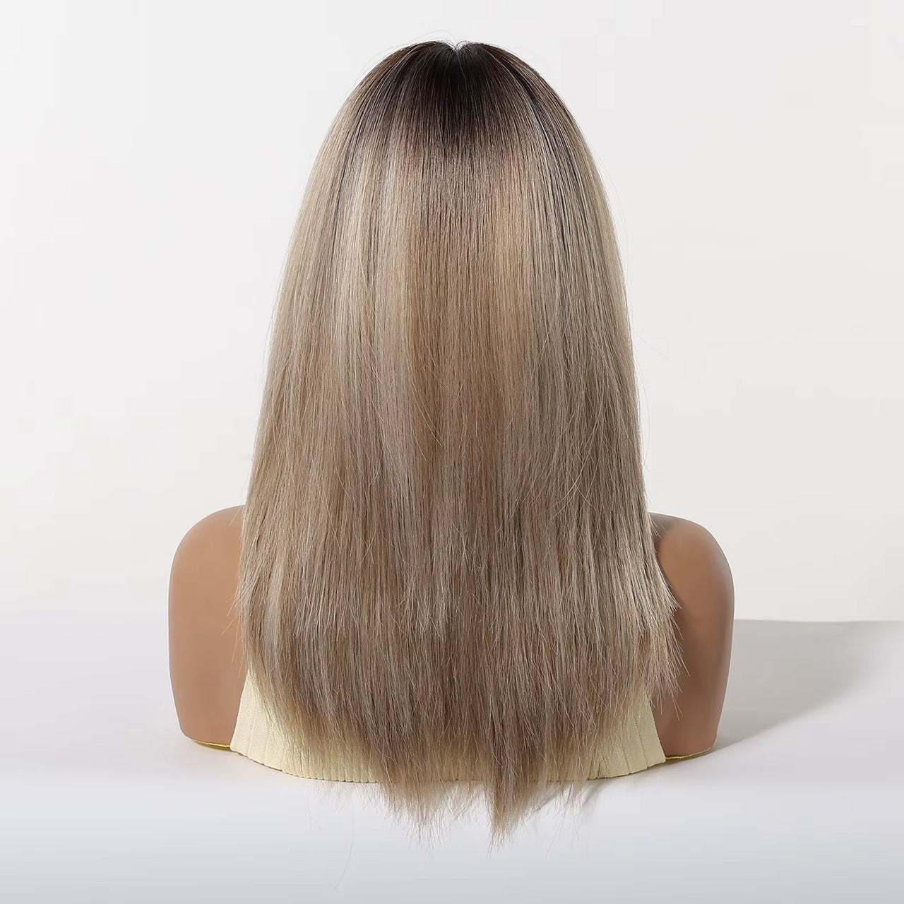 Peruca Blond Nisipiu suvitat, par mediu drept, cu breton, 40 cm