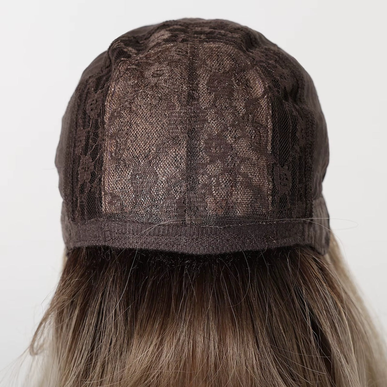 Peruca Blond Nisipiu suvitat, par mediu drept, cu breton, 40 cm