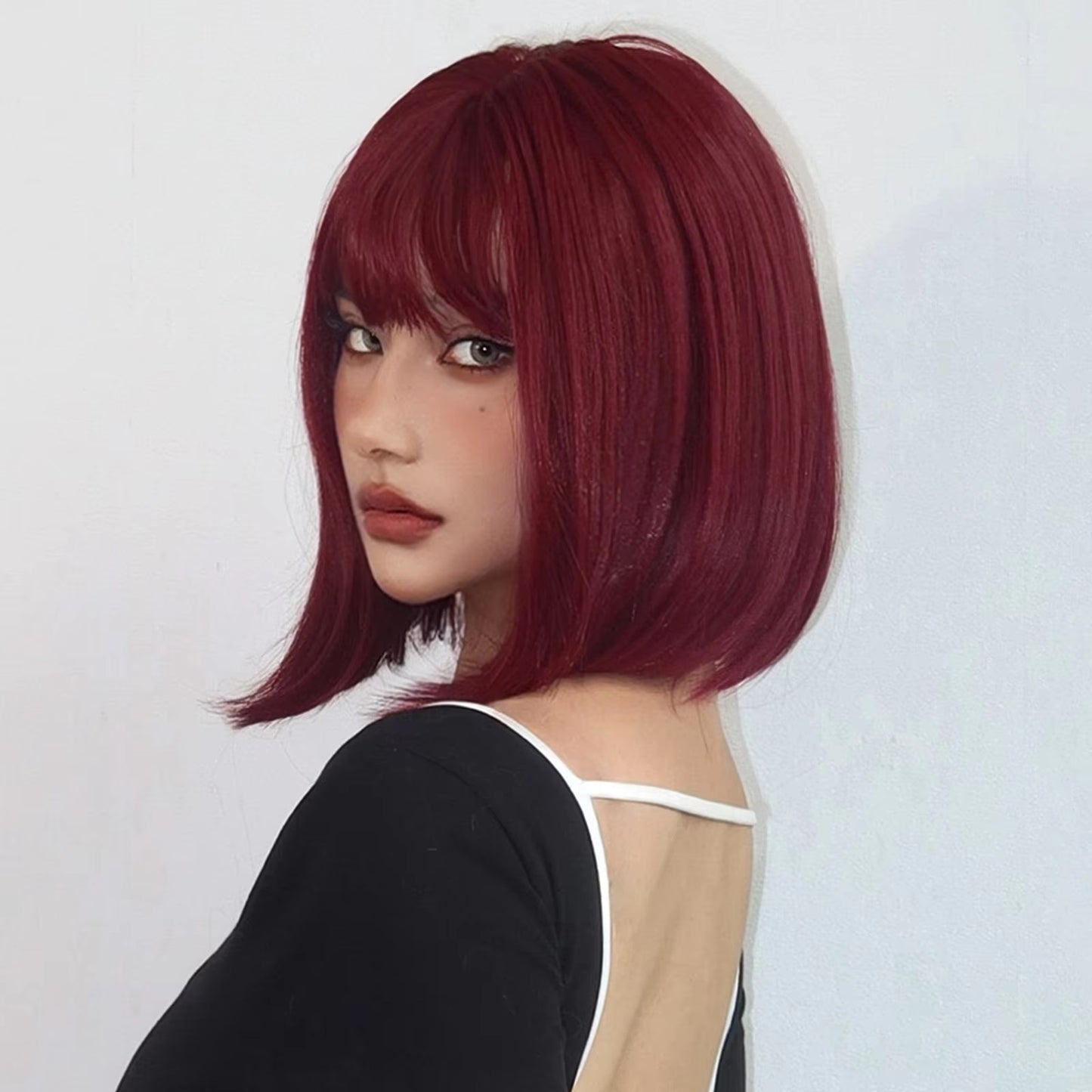 Peruca Visiniu Burgundy, model bob drept cu breton, 36 cm