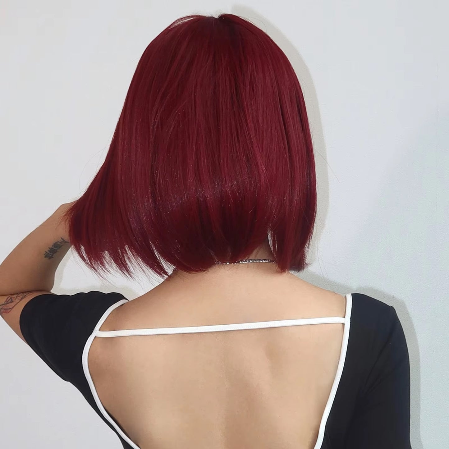 Peruca Visiniu Burgundy, model bob drept cu breton, 36 cm